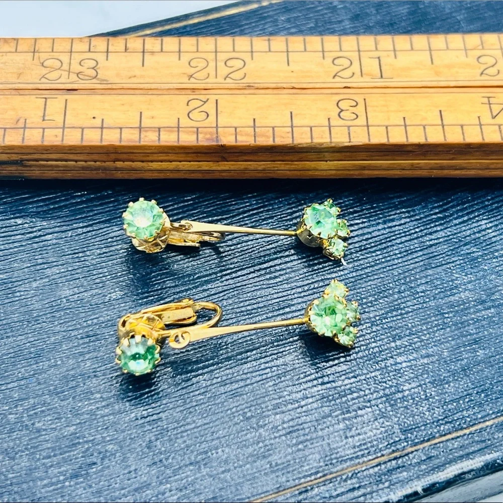 Vintage peridot green rhinestone clip on dangles gold simple style